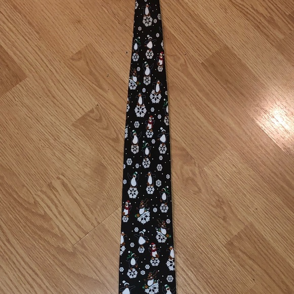 Hallmark CHRISTMAS Tie collectors item - MINT CONDITION penguins snowflakes - Picture 4 of 7